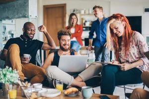 Groupe de jeunes colocataires dans leur appartement. Colocation.