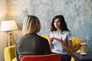 Une femme s'adresse a son medecin psychologue dans le cadre d'une therapie.