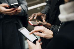 Trois personnes utilisant leur smartphone.